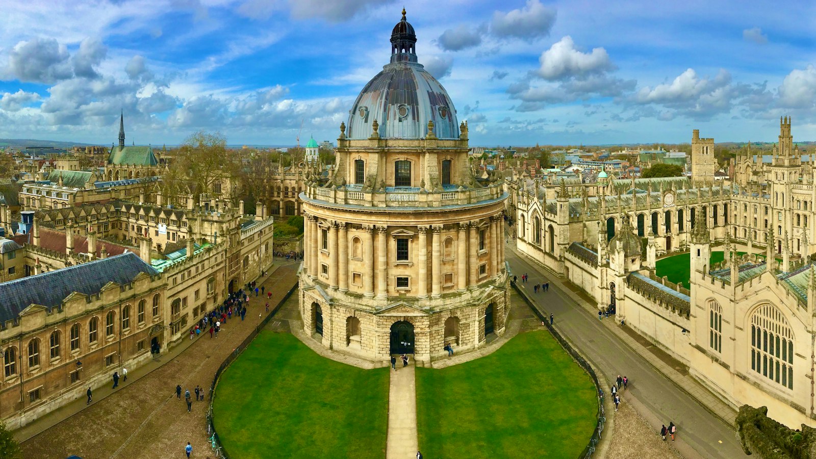 Radcliffe Camera surrounded by Oxford University colleges